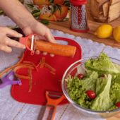 Tabua de Corte de Plástico Vermelho 32,5x22cm Oikos